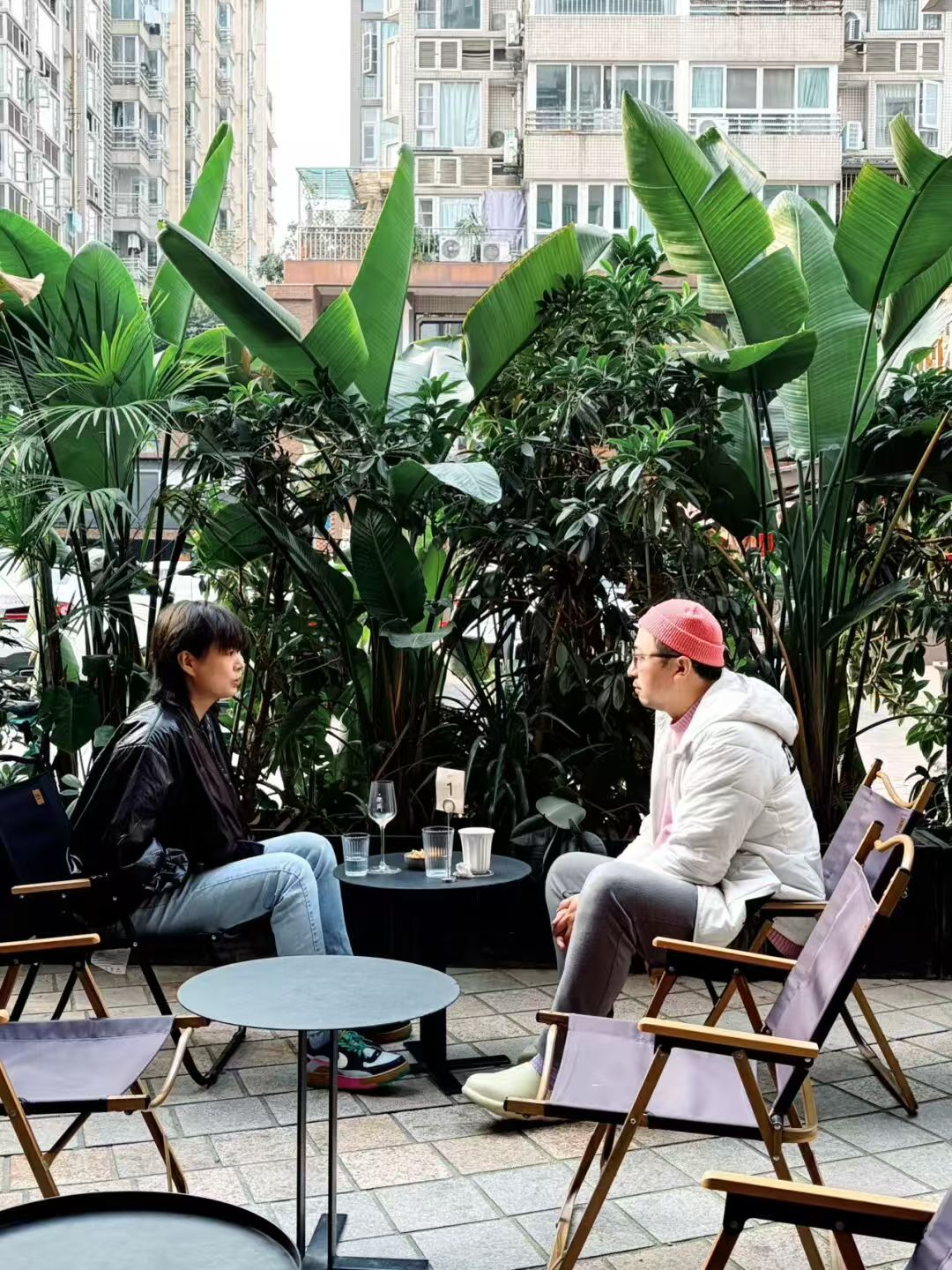 The Sun on Yulin West Road — How Zhu Xin Turns Grief Into Color