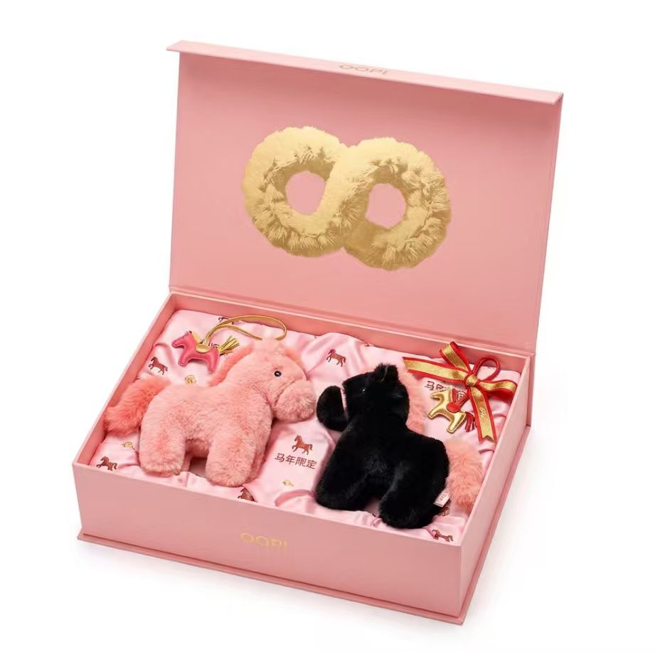 OOPi Family gift box open view
